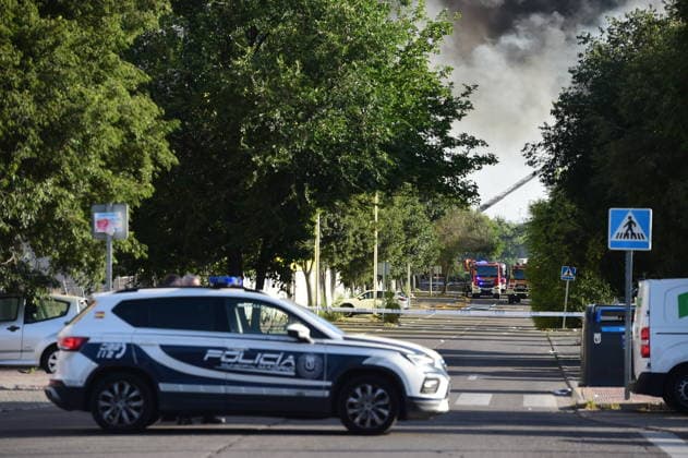 Up to 15 fire crews are working to extinguish a fire at a warehouse in Villaverde, Madrid. The National Police have cordoned off the area around the warehouse fire in Villaverde on June 18, 2026, in Madrid, Spain. Up to 15 fire crews from the Madrid City Council have been working since early this morning to put out a fire at a storage warehouse located on San Mamés Street, in the Villaverde district of Madrid. The fire, which has broken out on three of the building’s four facades, has forced the evacuation of a gas station and has produced a large column of smoke visible even from other parts of Madrid and the surrounding area. June 18, 2026, Madrid, Spain,detected_source_language  Copyright: xGustavoxValientex 7605242