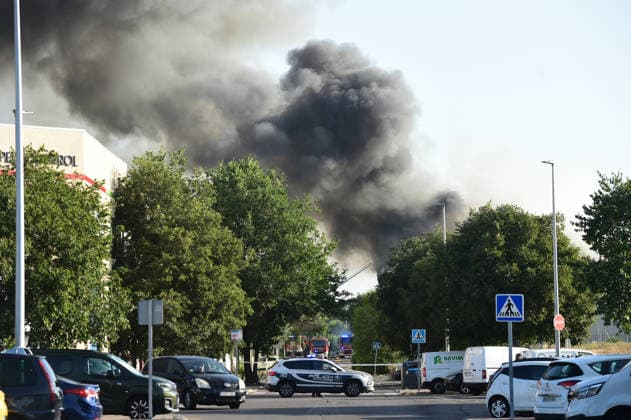 Up to 15 fire crews are working to extinguish a fire at a warehouse in Villaverde, Madrid. The National Police have cordoned off the area around the warehouse fire in Villaverde on June 18, 2026, in Madrid, Spain. Up to 15 fire crews from the Madrid City Council have been working since early this morning to put out a fire at a storage warehouse located on San Mamés Street in the Villaverde district of Madrid. The fire, which has spread across three of the building’s four facades, has forced the evacuation of a gas station and has produced a large column of smoke visible even from other parts of Madrid and the surrounding area. JUNE 18, 2026 PIXELADA Madrid, Madrid, Spain,detected_source_language  Copyright: xGustavoxValientex 7605257