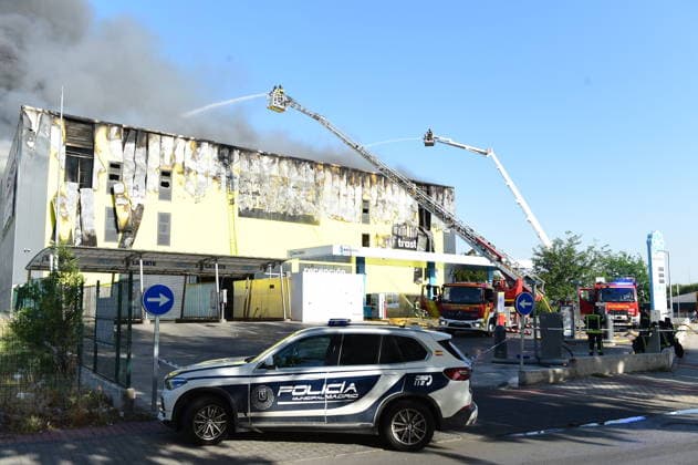 Up to 15 fire crews are working to extinguish a fire in a warehouse in Villaverde, Madrid. The National Police have cordoned off the area around the warehouse fire in Villaverde while Madrid Fire Department crews work, on June 18, 2026, in Madrid, Spain. Up to 15 fire crews from the Madrid City Council have been working since early this morning to put out a fire at a storage warehouse located on San Mamés Street, in the Villaverde district of Madrid. The fire, which has broken through three of the building’s four facades, has forced the evacuation of a gas station and produced a large column of smoke visible even from other parts of Madrid and the surrounding area. JUNE 18, 2026, Madrid, Spain,detected_source_language  Copyright: xGustavoxValientex 7605275