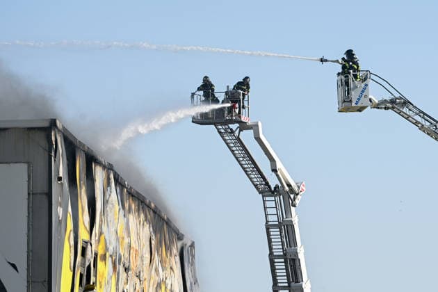 Up to 15 fire crews are working to extinguish a fire at a warehouse in Villaverde, Madrid. Several firefighters are working to extinguish the fire at a warehouse in Villaverde on June 18, 2026, in Madrid, Spain. Up to 15 fire crews from the Madrid City Council have been working since early this morning to put out a fire at a storage warehouse located on San Mamés Street, in the Villaverde district of Madrid. The fire, which has spread across three of the building’s four facades, has forced the evacuation of a gas station and has produced a large column of smoke visible even from other parts of Madrid and the surrounding area. June 18, 2026, Madrid, Spain,detected_source_language  Copyright: xGustavoxValientex 7605279