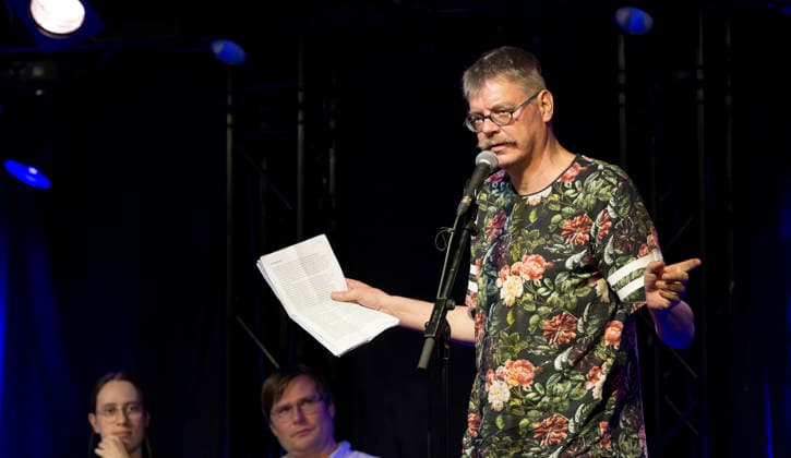 17.06.2026, Deutschland, Sachsen, Dresden, auf dem Foto der Schriftsteller und Autor Andreas Krenzke (Pseudonym Spider), hier während einer Veranstaltung der Lesebühne Sax Royal in der Groove Station als Gastleser fotografiert *** June 17, 2026, Germany, Saxony, Dresden; the photo shows writer and author Andreas Krenzke—pen name Spider—pictured here as a guest reader during an event hosted by the Sax Royal reading series at the Groove Station,detected_source_language