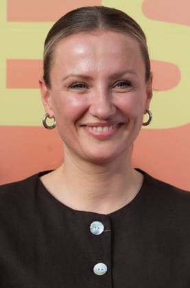 Ania NIEDIECK, Schauspielerin, Portraet, Porträt, Portrait, Angeschnittenes Einzelbild, Einzelmotiv, Roter Teppich, Red Carpet Show, Ankunft, arrival, Sommerfest der Film und Medienstiftung NRW in Koeln, 17.06.2026. *** Ania NIEDIECK, actress, portrait, close-up, single image, single subject, red carpet, red carpet event, arrival, Summer Festival of the Film and Media Foundation NRW in Cologne, June 17, 2026,detected_source_language