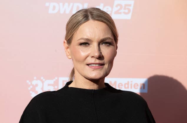 Martina HILL, Schauspielerin, Portraet, Porträt, Portrait, Angeschnittenes Einzelbild, Einzelmotiv, Roter Teppich, Red Carpet Show, Ankunft, arrival, Sommerfest der Film und Medienstiftung NRW in Koeln, 17.06.2026. *** Martina HILL, actress, portrait, close-up, single image, single subject, red carpet, red carpet event, arrival, Summer Festival of the Film and Media Foundation NRW in Cologne, June 17, 2026,detected_source_language