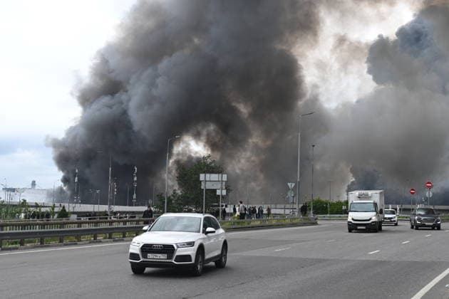 News Bilder des Tages Oil refinery in Moscow hit by large-scale Ukrainian drone attack, mayor says MOSCOW, RUSSIA - JUNE 18: Black smoke billows from the area of Gazprom Neft’s Moscow oil refinery, located on the southeastern outskirts of Moscow, on June 18, 2026, following what the Russian capital’s mayor described as a large-scale drone attack by Ukraine. Moscow came under one of the largest Ukrainian drone attacks since the start of the war, with an oil refinery struck and around 200 drones intercepted on their approach to the Russian capital, Mayor Sergey Sobyanin said Thursday. Sefa Karacan Anadolu Moscow Russia. Editorial use only. Please get in touch for any other usage.  Copyright: x2026xAnadoluxSefaxKaracanx