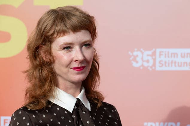 Sarah BAUERETT, Schauspielerin, Portraet, Porträt, Portrait, Angeschnittenes Einzelbild, Einzelmotiv, Roter Teppich, Red Carpet Show, Ankunft, arrival, Sommerfest der Film und Medienstiftung NRW in Koeln, 17.06.2026. *** Sarah BAUERETT, actress, portrait, close-up, single image, single subject, red carpet, red carpet event, arrival, Summer Festival of the Film and Media Foundation NRW in Cologne, June 17, 2026,detected_source_language