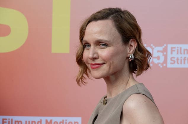 Nadja BECKER, Schauspielerin, Portraet, Porträt, Portrait, Angeschnittenes Einzelbild, Einzelmotiv, Roter Teppich, Red Carpet Show, Ankunft, arrival, Sommerfest der Film und Medienstiftung NRW in Koeln, 17.06.2026. *** Nadja BECKER, actress, portrait, close-up, single image, single subject, red carpet, red carpet event, arrival, Summer Festival of the Film and Media Foundation NRW in Cologne, June 17, 2026,detected_source_language