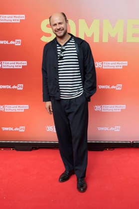 Moritz Führmann beim Sommerfest zum 35-jährigen Bestehen der Film- und Medienstiftung NRW im Park CafÃ . Köln, 17.06.2026 *** Moritz Führmann at the summer party celebrating the 35th anniversary of the Film and Media Foundation NRW at Park Café in Cologne, June 17, 2026,detected_source_language Foto:xR.xSchmiegeltx xFuturexImagex nrw_sommerfest_6601