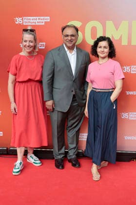 Gast, Walid Nakschbandi und Nagmeh Alaei beim Sommerfest zum 35-jährigen Bestehen der Film- und Medienstiftung NRW im Park CafÃ . Köln, 17.06.2026 *** Guest, Walid Nakschbandi, and Nagmeh Alaei at the summer celebration marking the 35th anniversary of the Film and Media Foundation NRW at Park Café in Cologne, June 17, 2026,detected_source_language Foto:xR.xSchmiegeltx xFuturexImagex nrw_sommerfest_6609