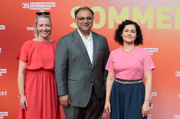 Gast, Walid Nakschbandi und Nagmeh Alaei beim Sommerfest zum 35-jährigen Bestehen der Film- und Medienstiftung NRW im Park CafÃ . Köln, 17.06.2026 *** Guest, Walid Nakschbandi, and Nagmeh Alaei at the summer celebration marking the 35th anniversary of the Film and Media Foundation NRW at Park Café in Cologne, June 17, 2026,detected_source_language Foto:xR.xSchmiegeltx xFuturexImagex nrw_sommerfest_6611