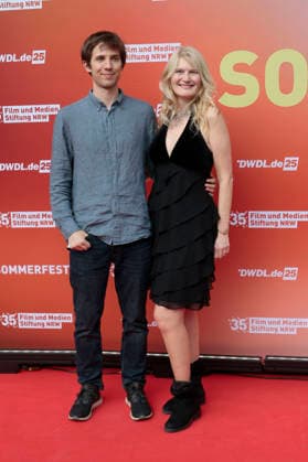 Corinna Nilson mit Begleitung beim Sommerfest zum 35-jährigen Bestehen der Film- und Medienstiftung NRW im Park CafÃ . Köln, 17.06.2026 *** Corinna Nilson and her companion at the summer party celebrating the 35th anniversary of the Film and Media Foundation NRW at Park Café in Cologne, June 17, 2026,detected_source_language Foto:xR.xSchmiegeltx xFuturexImagex nrw_sommerfest_6614