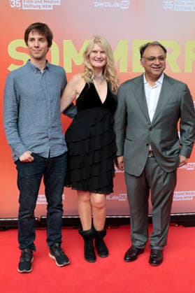 Gast, Corinna Nilson und Walid Nakschbandi beim Sommerfest zum 35-jährigen Bestehen der Film- und Medienstiftung NRW im Park CafÃ . Köln, 17.06.2026 *** Guest, Corinna Nilson, and Walid Nakschbandi at the summer celebration marking the 35th anniversary of the Film and Media Foundation NRW at Park Café in Cologne, June 17, 2026,detected_source_language Foto:xR.xSchmiegeltx xFuturexImagex nrw_sommerfest_6618