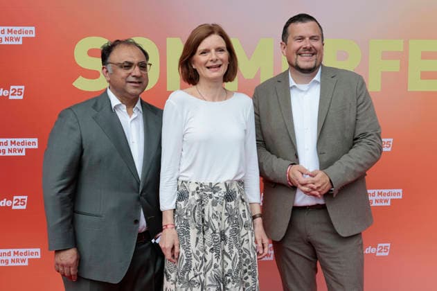 Walid Nakschbandi, Katrin Vernau und Thomas Lückerath beim Sommerfest zum 35-jährigen Bestehen der Film- und Medienstiftung NRW im Park CafÃ . Köln, 17.06.2026 *** Walid Nakschbandi, Katrin Vernau, and Thomas Lückerath at the summer celebration marking the 35th anniversary of the Film and Media Foundation NRW at Park Café in Cologne, June 17, 2026,detected_source_language Foto:xR.xSchmiegeltx xFuturexImagex nrw_sommerfest_6641