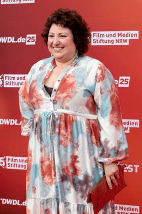 Meltem Kaptan beim Sommerfest zum 35-jährigen Bestehen der Film- und Medienstiftung NRW im Park CafÃ . Köln, 17.06.2026 *** Meltem Kaptan at the summer festival celebrating the 35th anniversary of the Film and Media Foundation NRW at Park Café in Cologne, June 17, 2026,detected_source_language Foto:xR.xSchmiegeltx xFuturexImagex nrw_sommerfest_6657