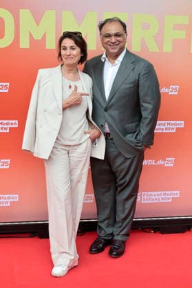 Sandra Maischberger und Walid Nakschbandi beim Sommerfest zum 35-jährigen Bestehen der Film- und Medienstiftung NRW im Park CafÃ . Köln, 17.06.2026 *** Sandra Maischberger and Walid Nakschbandi at the summer party celebrating the 35th anniversary of the Film and Media Foundation NRW at Park Café in Cologne, June 17, 2026,detected_source_language Foto:xR.xSchmiegeltx xFuturexImagex nrw_sommerfest_6663