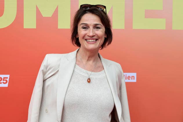 Sandra Maischberger beim Sommerfest zum 35-jährigen Bestehen der Film- und Medienstiftung NRW im Park CafÃ . Köln, 17.06.2026 *** Sandra Maischberger at the summer celebration marking the 35th anniversary of the Film and Media Foundation NRW at Park Café in Cologne, June 17, 2026,detected_source_language Foto:xR.xSchmiegeltx xFuturexImagex nrw_sommerfest_6670