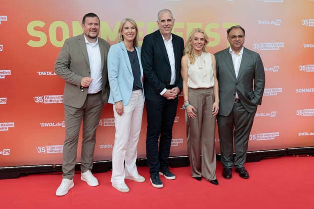 Thomas Lückerath, Gast, Stephan Schmitter, Inga Leschek und Walid Nakschbandi beim Sommerfest zum 35-jährigen Bestehen der Film- und Medienstiftung NRW im Park CafÃ . Köln, 17.06.2026 *** Thomas Lückerath, a guest, Stephan Schmitter, Inga Leschek, and Walid Nakschbandi at the summer party celebrating the 35th anniversary of the Film and Media Foundation NRW at Park Café in Cologne, June 17, 2026,detected_source_language Foto:xR.xSchmiegeltx xFuturexImagex nrw_sommerfest_6673