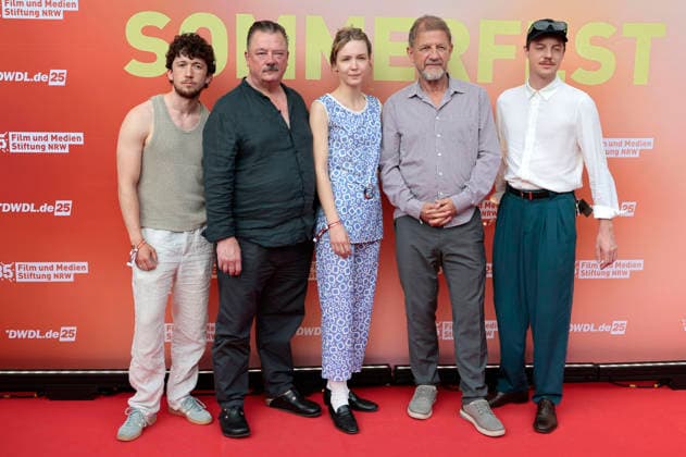 Maximilian Mundt, Peter Kurth, Magdalena Laubisch, Sönke Wortmann und Merlin Sandmeyer beim Sommerfest zum 35-jährigen Bestehen der Film- und Medienstiftung NRW im Park CafÃ . Köln, 17.06.2026 *** Maximilian Mundt, Peter Kurth, Magdalena Laubisch, Sönke Wortmann, and Merlin Sandmeyer at the summer party celebrating the 35th anniversary of the Film and Media Foundation NRW at Park Café in Cologne, June 17, 2026,detected_source_language Foto:xR.xSchmiegeltx xFuturexImagex nrw_sommerfest_6677