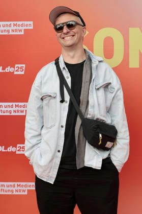 Jan Böhmermann beim Sommerfest zum 35-jährigen Bestehen der Film- und Medienstiftung NRW im Park CafÃ . Köln, 17.06.2026 *** Jan Böhmermann at the summer festival celebrating the 35th anniversary of the Film and Media Foundation NRW at Park Café in Cologne, June 17, 2026,detected_source_language Foto:xR.xSchmiegeltx xFuturexImagex nrw_sommerfest_6693