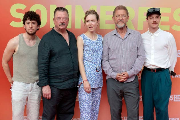 Maximilian Mundt, Peter Kurth, Magdalena Laubisch, Sönke Wortmann und Merlin Sandmeyer beim Sommerfest zum 35-jährigen Bestehen der Film- und Medienstiftung NRW im Park CafÃ . Köln, 17.06.2026 *** Maximilian Mundt, Peter Kurth, Magdalena Laubisch, Sönke Wortmann, and Merlin Sandmeyer at the summer celebration marking the 35th anniversary of the Film and Media Foundation NRW at Park Café in Cologne, June 17, 2026,detected_source_language Foto:xR.xSchmiegeltx xFuturexImagex nrw_sommerfest_6678