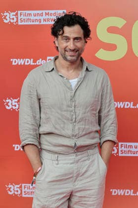 Serkan Kaya beim Sommerfest zum 35-jährigen Bestehen der Film- und Medienstiftung NRW im Park CafÃ . Köln, 17.06.2026 *** Serkan Kaya at the summer festival celebrating the 35th anniversary of the Film and Media Foundation NRW at Park Café in Cologne, June 17, 2026,detected_source_language Foto:xR.xSchmiegeltx xFuturexImagex nrw_sommerfest_6684