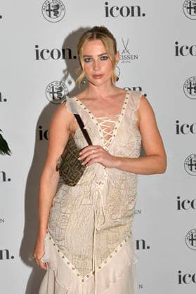 Jeanne Goursaud beim ICON Summer Dinner in der Manon Brasserie Nouvelle im Hotel Roomers. Berlin, 17.06.2026 *** Jeanne Goursaud at the ICON Summer Dinner at Manon Brasserie Nouvelle at the Hotel Roomers Berlin, June 17, 2026,detected_source_language Foto:xM.xBehrensx xFuturexImagex icon_6106