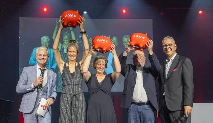 Die Sparkasse Velbert zeichnet am Mittwoch, dem 17. Juni 2026 die Gewinner im PS-Sparen ** NUR FÜR REDAKTIONELLE ZWECKE ** EDITORIAL USE ONLY **<p>Guido Cantz, Moderator mit Vera Manassa, Schönheitsmühle, Natalie Sieg, Kanuclub Hilden, und Walter Mentzel, Radioclub mit Uwe Zimmermann, Sparkasse Velbert, der am Mittwoch, dem 17. Juni 2026 die drei Organisationen mit je 3000,00 Euro unterstützt im Forum Velbert ; Moderator Guido Cantz mit Stand up und die Höhner sorgen für Stimmung im voll besetztem Forum. Deutschland NRW Velbert Copyright: WalterxFischer *** On Wednesday, June 17, 2026, Sparkasse Velbert will honor the winners of the PS Savings Contest FOR EDITORIAL USE ONLY EDITORIAL USE ONLY p Guido Cantz, host, with Vera Manassa, S Copyright: WalterxFischer doc86c8s3n3fmtgt789qzx ,EDITORIAL USE ONLY