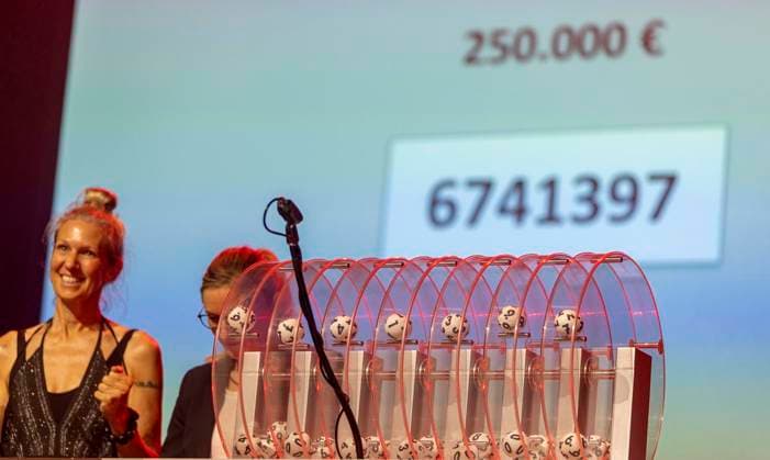 Die Sparkasse Velbert zeichnet am Mittwoch, dem 17. Juni 2026 die Gewinner im PS-Sparen ** NUR FÜR REDAKTIONELLE ZWECKE ** EDITORIAL USE ONLY **<p>Gezogene Gewinnzahl *** 6741397 *** für 250.000 Euro am Mittwoch, dem 17. Juni 2026 im PS-Sparen im Forum Velbert ; Moderator Guido Cantz mit Stand up und die Höhner sorgen für Stimmung im voll besetztem Forum. Deutschland NRW Velbert Copyright: WalterxFischer *** On Wednesday, June 17, 2026, Sparkasse Velbert will announce the winners of the PS Sparen FOR EDITORIAL PURPOSES ONLY EDITORIAL USE ONLY p Winning number drawn 6741397 for 250,000 euros on Wednesday, June 17, 2026, in the PS Sparen event at the Forum Velbert. Host Guido Cantz will perform a stand-up routine, and the Höhner will liv Copyright: WalterxFischer doc86c8s5dkn1z10q5j7r3p ,EDITORIAL USE ONLY