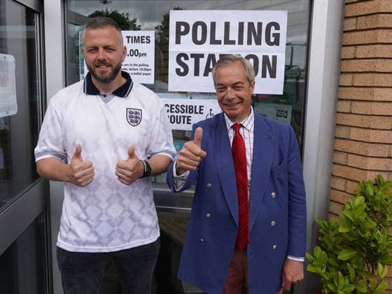 News Bilder des Tages Voting begins in Makerfield by-election ASHTON-IN-MAKERFIELD, UNITED KINGDOM - JUNE 18: Reform UK Candidate Rob Kenyon and the leader of the Reform UK Nigel Farage pose for a photograph outside St Aidans Parish centre polling station during the Makerfield by-election on June 18, 2026, in Ashton in Makerfield, United Kingdom. Loannis Alexopoulos Anadolu Ashton-in-Makerfield United Kingdom. Editorial use only. Please get in touch for any other usage.  Copyright: x2026xAnadoluxLoannisxAlexopoulosx