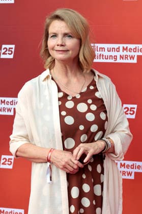 Annette Frier beim Sommerfest zum 35-jährigen Bestehen der Film- und Medienstiftung NRW im Park CafÃ . Köln, 17.06.2026 *** Annette Frier at the summer party celebrating the 35th anniversary of the Film and Media Foundation NRW at Park Café in Cologne, June 17, 2026,detected_source_language Foto:xR.xSchmiegeltx xFuturexImagex nrw_sommerfest_6713