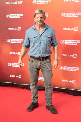 Henning Baum beim Sommerfest zum 35-jährigen Bestehen der Film- und Medienstiftung NRW im Park CafÃ . Köln, 17.06.2026 *** Henning Baum at the summer festival celebrating the 35th anniversary of the Film and Media Foundation NRW at Park Café in Cologne, June 17, 2026,detected_source_language Foto:xR.xSchmiegeltx xFuturexImagex nrw_sommerfest_6726
