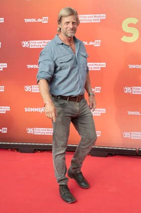 Henning Baum beim Sommerfest zum 35-jährigen Bestehen der Film- und Medienstiftung NRW im Park CafÃ . Köln, 17.06.2026 *** Henning Baum at the summer festival celebrating the 35th anniversary of the Film and Media Foundation NRW at Park Café in Cologne, June 17, 2026,detected_source_language Foto:xR.xSchmiegeltx xFuturexImagex nrw_sommerfest_6727
