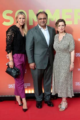 Nadine Krüger, Walid Nakschbandi und Gast beim Sommerfest zum 35-jährigen Bestehen der Film- und Medienstiftung NRW im Park CafÃ . Köln, 17.06.2026 *** Nadine Krüger, Walid Nakschbandi, and a guest at the summer party celebrating the 35th anniversary of the Film and Media Foundation NRW at Park Café in Cologne, June 17, 2026,detected_source_language Foto:xR.xSchmiegeltx xFuturexImagex nrw_sommerfest_6737