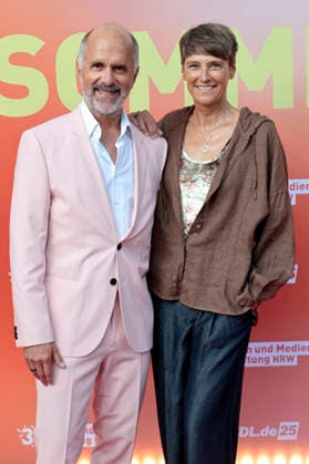 Christoph Maria Herbst mit Ehefrau Gisi Herbst beim Sommerfest zum 35-jährigen Bestehen der Film- und Medienstiftung NRW im Park CafÃ . Köln, 17.06.2026 *** Christoph Maria Herbst with his wife, Gisi Herbst, at the summer celebration marking the 35th anniversary of the Film and Media Foundation NRW at Park Café in Cologne, June 17, 2026,detected_source_language Foto:xR.xSchmiegeltx xFuturexImagex nrw_sommerfest_6756