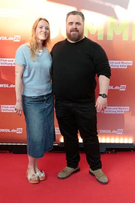 Tristan Seith mit Begleitung beim Sommerfest zum 35-jährigen Bestehen der Film- und Medienstiftung NRW im Park CafÃ . Köln, 17.06.2026 *** Tristan Seith and his guests at the summer festival celebrating the 35th anniversary of the Film and Media Foundation NRW at Park Café in Cologne, June 17, 2026,detected_source_language Foto:xR.xSchmiegeltx xFuturexImagex nrw_sommerfest_6762