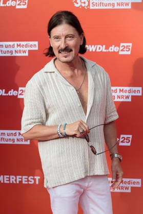 Dean Baykan beim Sommerfest zum 35-jährigen Bestehen der Film- und Medienstiftung NRW im Park CafÃ . Köln, 17.06.2026 *** Dean Baykan at the summer festival celebrating the 35th anniversary of the Film and Media Foundation NRW at Park Café in Cologne, June 17, 2026,detected_source_language Foto:xR.xSchmiegeltx xFuturexImagex nrw_sommerfest_6778