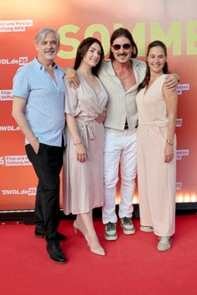 Micke Felgner, Lotte Josefine Virnich, Dean Baykan und Verena Leenders beim Sommerfest zum 35-jährigen Bestehen der Film- und Medienstiftung NRW im Park CafÃ . Köln, 17.06.2026 *** Micke Felgner, Lotte Josefine Virnich, Dean Baykan, and Verena Leenders at the summer party celebrating the 35th anniversary of the Film and Media Foundation NRW at Park Café in Cologne, June 17, 2026,detected_source_language Foto:xR.xSchmiegeltx xFuturexImagex nrw_sommerfest_6779