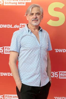 Micke Felgner beim Sommerfest zum 35-jährigen Bestehen der Film- und Medienstiftung NRW im Park CafÃ . Köln, 17.06.2026 *** Micke Felgner at the summer party celebrating the 35th anniversary of the Film and Media Foundation NRW at Park Café in Cologne, June 17, 2026,detected_source_language Foto:xR.xSchmiegeltx xFuturexImagex nrw_sommerfest_6782