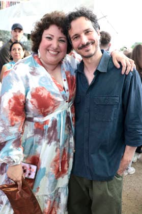 Meltem Kaptan mit Gast beim Sommerfest zum 35-jährigen Bestehen der Film- und Medienstiftung NRW im Park CafÃ . Köln, 17.06.2026 *** Meltem Kaptan with a guest at the summer festival celebrating the 35th anniversary of the Film and Media Foundation NRW at Park Café in Cologne, June 17, 2026,detected_source_language Foto:xR.xSchmiegeltx xFuturexImagex nrw_sommerfest_6787