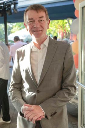 Jörg Schönenborn beim Sommerfest zum 35-jährigen Bestehen der Film- und Medienstiftung NRW im Park CafÃ . Köln, 17.06.2026 *** Jörg Schönenborn at the summer party celebrating the 35th anniversary of the Film and Media Foundation NRW at Park Café in Cologne, June 17, 2026,detected_source_language Foto:xR.xSchmiegeltx xFuturexImagex nrw_sommerfest_6793