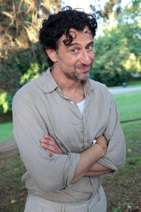Serkan Kaya beim Sommerfest zum 35-jährigen Bestehen der Film- und Medienstiftung NRW im Park CafÃ . Köln, 17.06.2026 *** Serkan Kaya at the summer festival celebrating the 35th anniversary of the Film and Media Foundation NRW at Park Café in Cologne, June 17, 2026,detected_source_language Foto:xR.xSchmiegeltx xFuturexImagex nrw_sommerfest_6809