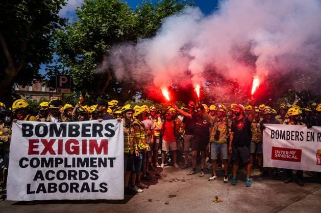 Demonstration by firefighters of the Generalitat of Catalonia in Barcelona. BARCELONA, SPAIN JUNE 2026: Firefighters of the Generalitat of Catalonia take part in a demonstration in central Barcelona. The protest was organized to highlight labor demands and concerns regarding working conditions, staffing levels, and resources within the regional fire service. Barcelona Spain Copyright: x xMarcxAsensioxClupÃ sx xJNAxPressx