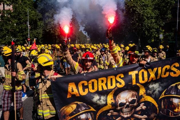 Demonstration by firefighters of the Generalitat of Catalonia in Barcelona. BARCELONA, SPAIN JUNE 2026: Firefighters of the Generalitat of Catalonia take part in a demonstration in central Barcelona. The protest was organized to highlight labor demands and concerns regarding working conditions, staffing levels, and resources within the regional fire service. Barcelona Spain Copyright: x xMarcxAsensioxClupÃ sx xJNAxPressx