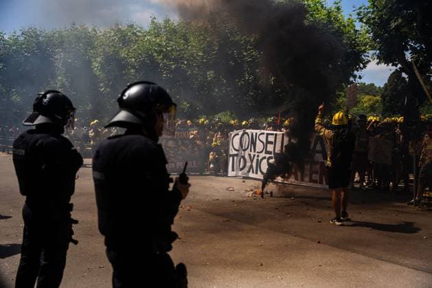 Demonstration by firefighters of the Generalitat of Catalonia in Barcelona. BARCELONA, SPAIN JUNE 2026: Firefighters of the Generalitat of Catalonia take part in a demonstration in central Barcelona. The protest was organized to highlight labor demands and concerns regarding working conditions, staffing levels, and resources within the regional fire service. Barcelona Spain Copyright: x xMarcxAsensioxClupÃ sx xJNAxPressx