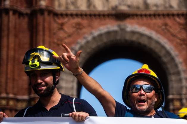 Demonstration by firefighters of the Generalitat of Catalonia in Barcelona. BARCELONA, SPAIN JUNE 2026: Firefighters of the Generalitat of Catalonia take part in a demonstration in central Barcelona. The protest was organized to highlight labor demands and concerns regarding working conditions, staffing levels, and resources within the regional fire service. Barcelona Spain Copyright: x xMarcxAsensioxClupÃ sx xJNAxPressx