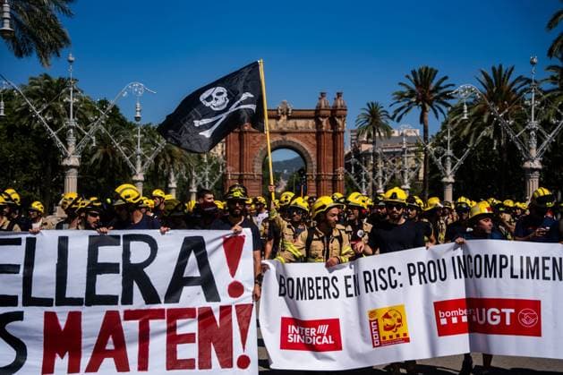 Demonstration by firefighters of the Generalitat of Catalonia in Barcelona. BARCELONA, SPAIN JUNE 2026: Firefighters of the Generalitat of Catalonia take part in a demonstration in central Barcelona. The protest was organized to highlight labor demands and concerns regarding working conditions, staffing levels, and resources within the regional fire service. Barcelona Spain Copyright: x xMarcxAsensioxClupÃ sx xJNAxPressx