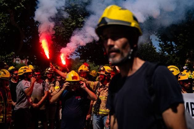 Demonstration by firefighters of the Generalitat of Catalonia in Barcelona. BARCELONA, SPAIN JUNE 2026: Firefighters of the Generalitat of Catalonia take part in a demonstration in central Barcelona. The protest was organized to highlight labor demands and concerns regarding working conditions, staffing levels, and resources within the regional fire service. Barcelona Spain Copyright: x xMarcxAsensioxClupÃ sx xJNAxPressx