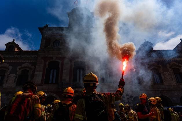 Demonstration by firefighters of the Generalitat of Catalonia in Barcelona. BARCELONA, SPAIN JUNE 2026: Firefighters of the Generalitat of Catalonia take part in a demonstration in central Barcelona. The protest was organized to highlight labor demands and concerns regarding working conditions, staffing levels, and resources within the regional fire service. Barcelona Spain Copyright: x xMarcxAsensioxClupÃ sx xJNAxPressx