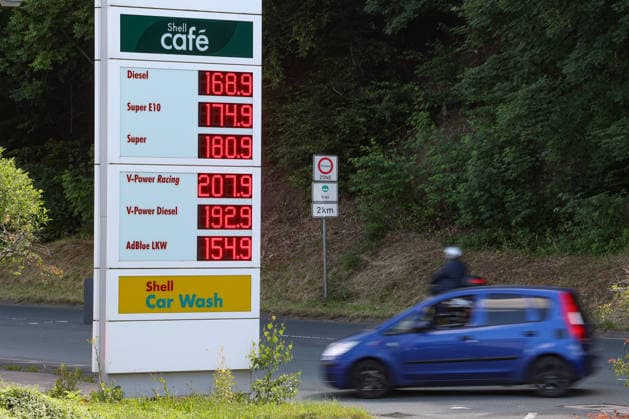 Seit dem 01.05.2026 gilt der Tankrabatt. Die Bundesregierung hat die Energiesteuer auf Benzin und Diesel bis Ende Juni gesenkt. Die Ersparnis soll bei rund 17 Cent pro Liter liegen. SHELL Tankstelle in Siegen am Vormittag. Die Preise fallen. Die aktuellen Spritpreise fuer (für) Diesel, Super E10 und Super liegen unter 2 Euro. Tankstelle, Spritpreise am 18.06.2026 in Siegen Deutschland. *** The fuel rebate has been in effect since May 1, 2026. The federal government has reduced the energy tax on gasoline and diesel through the end of June. The savings are expected to be around 17 cents per liter. A SHELL gas station in Siegen this morning. Prices are falling. The current fuel prices for diesel, Super E10, and Super are below 2 euros. Gas s