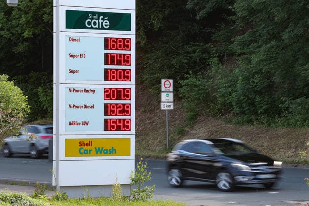 Seit dem 01.05.2026 gilt der Tankrabatt. Die Bundesregierung hat die Energiesteuer auf Benzin und Diesel bis Ende Juni gesenkt. Die Ersparnis soll bei rund 17 Cent pro Liter liegen. SHELL Tankstelle in Siegen am Vormittag. Die Preise fallen. Die aktuellen Spritpreise fuer (für) Diesel, Super E10 und Super liegen unter 2 Euro. Tankstelle, Spritpreise am 18.06.2026 in Siegen Deutschland. *** The fuel rebate has been in effect since May 1, 2026. The federal government has reduced the energy tax on gasoline and diesel through the end of June. The savings are expected to be around 17 cents per liter. A SHELL gas station in Siegen this morning. Prices are falling. The current fuel prices for diesel, Super E10, and Super are below 2 euros. Gas s