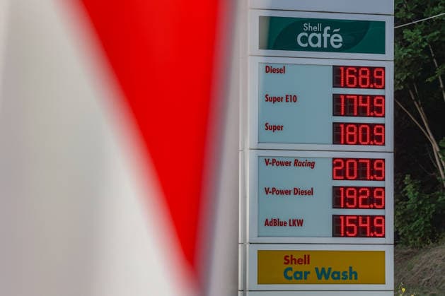 Seit dem 01.05.2026 gilt der Tankrabatt. Die Bundesregierung hat die Energiesteuer auf Benzin und Diesel bis Ende Juni gesenkt. Die Ersparnis soll bei rund 17 Cent pro Liter liegen. SHELL Tankstelle in Siegen am Vormittag. Die Preise fallen. Die aktuellen Spritpreise fuer (für) Diesel, Super E10 und Super liegen unter 2 Euro. Tankstelle, Spritpreise am 18.06.2026 in Siegen Deutschland. *** The fuel rebate has been in effect since May 1, 2026. The federal government has reduced the energy tax on gasoline and diesel through the end of June. The savings are expected to be around 17 cents per liter. A SHELL gas station in Siegen this morning. Prices are falling. The current fuel prices for diesel, Super E10, and Super are below 2 euros. Gas s